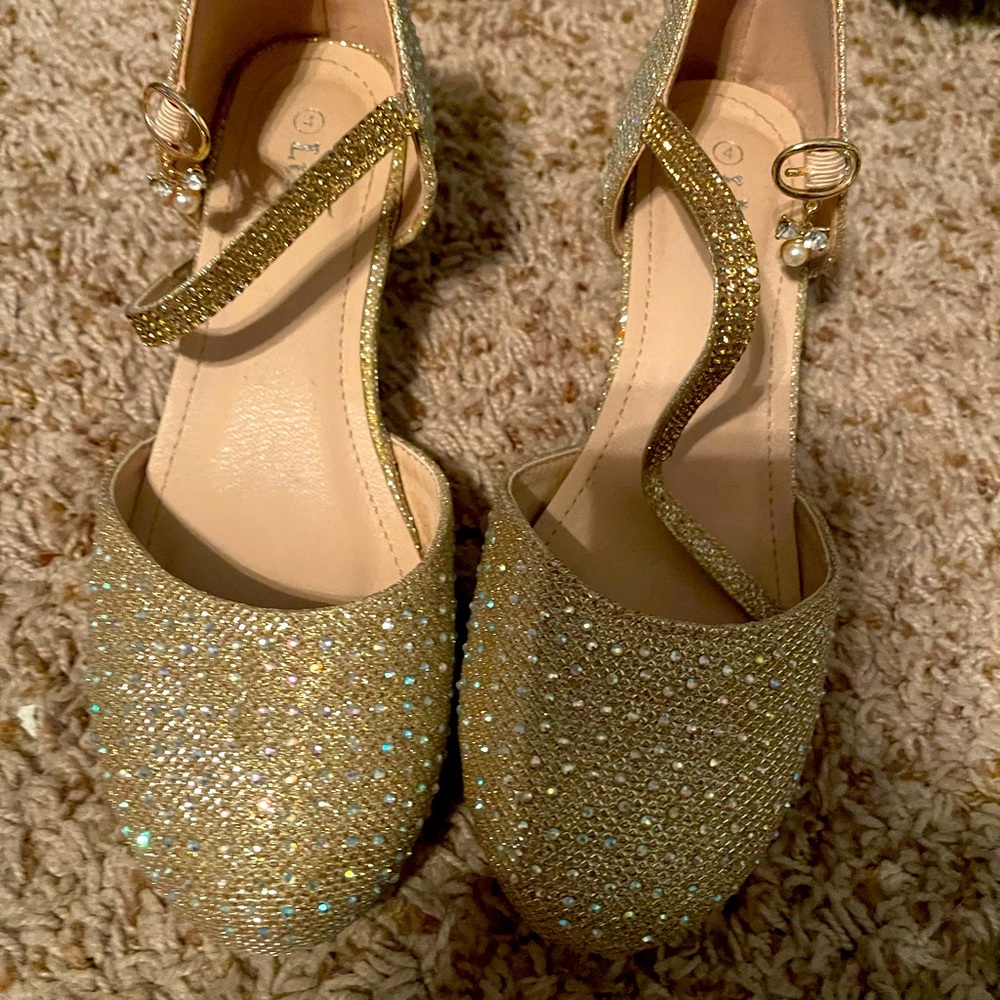 Girls Dress Shoes. Size 4